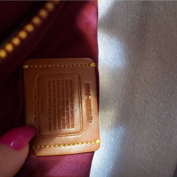 RETAIL Coach Hadley Hobo in Signature C with rare red apple trim - Picture 8 of 12